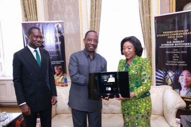 diplo1 Presentation of Otumfuo's Commemorative Gold coin to Commonwealth Secretary General, Her Excellency Shirley Ayokor Botchwey