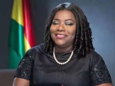The deputy chief of staff leads female appointees to pay homage to Asantehemaa.